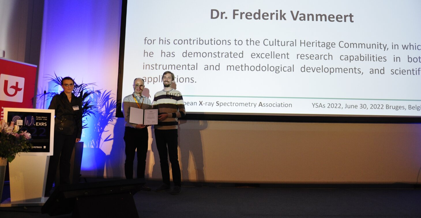 30 June 2022: Frederik Vanmeert receives the EXSA Post-Doc Award during the EXRS2022 conference