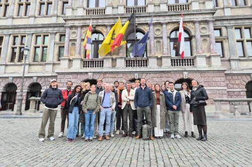 team picture in front of stadhuis of Antwerp