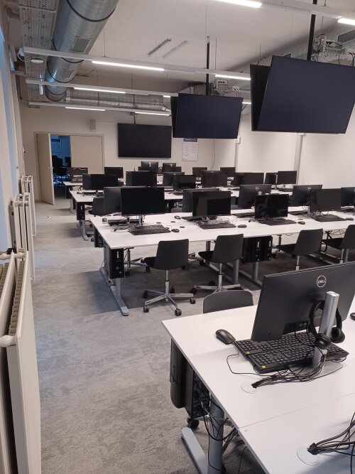 PC-lokaal S.P.011 is rolstoeltoegankelijk. Moeilijke circulatie door smalle doorgangen.