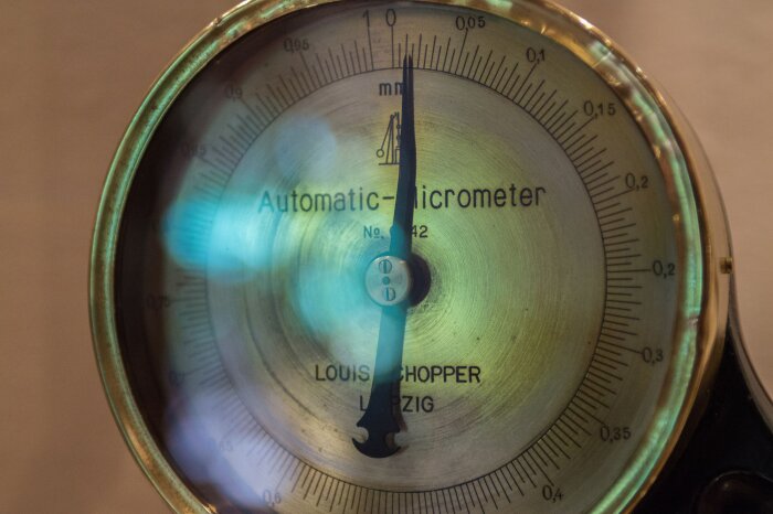 Automatic micrometer