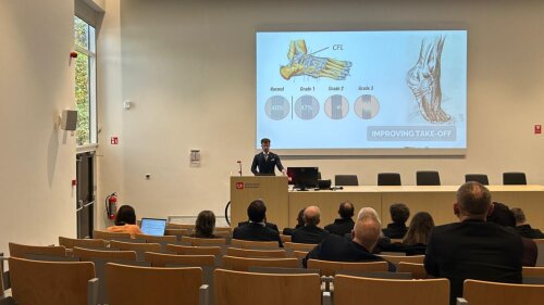 Jente Wagemans verdedigt staand.png