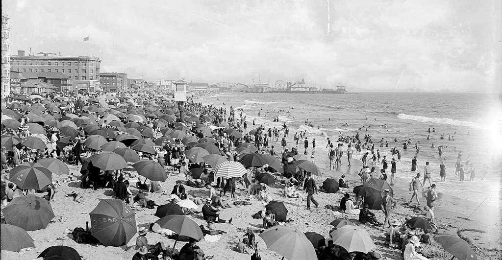 'Overtoerisme' niet alleen van deze tijden: "In 1926 werd België overspoeld door toeristen" (historica Silke Geven)