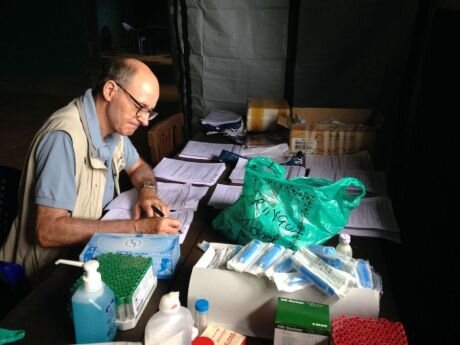 Professor Robert Colebunders aan het werk. 