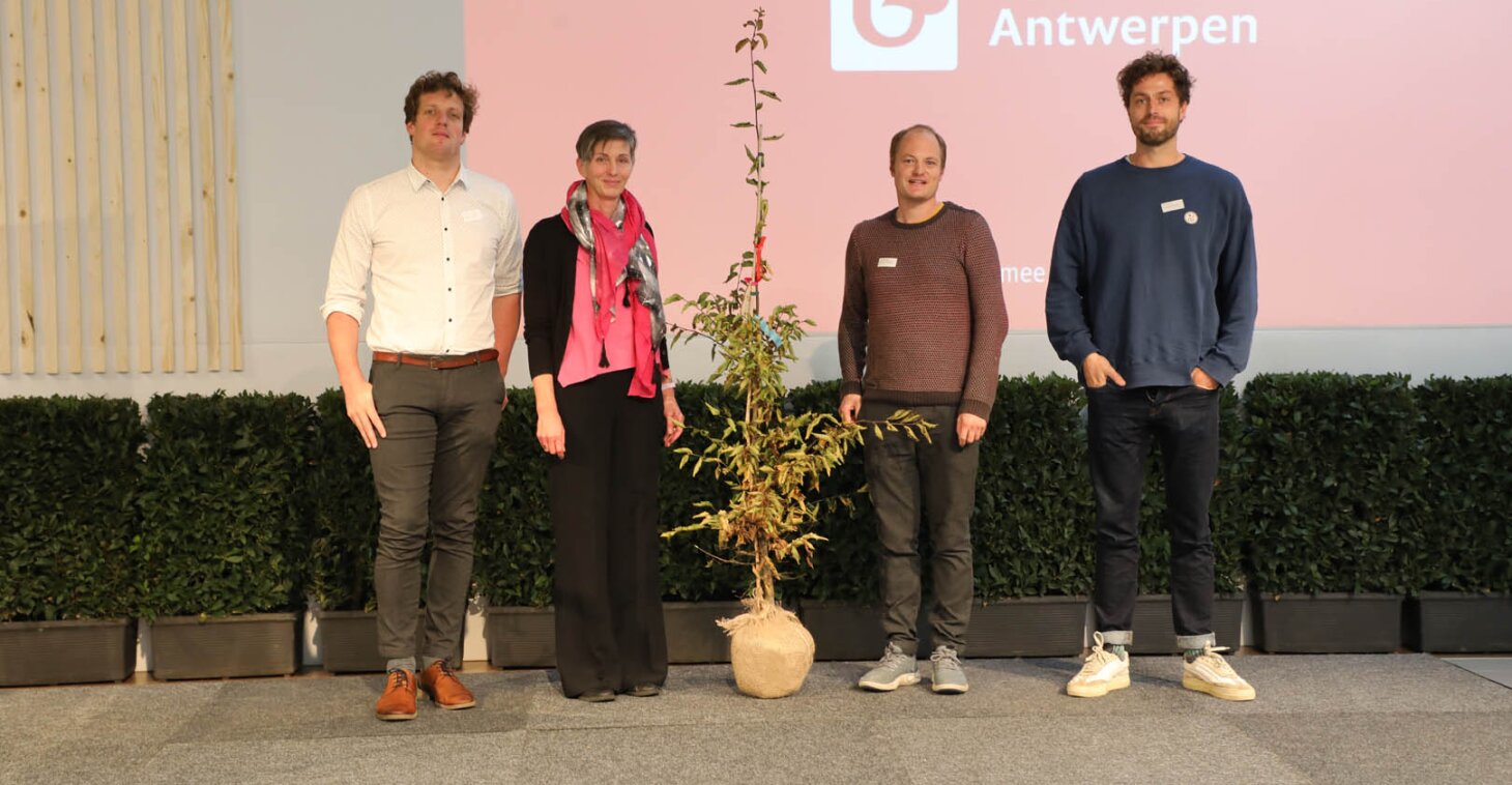 Rik, Pim (two members of LMPH) and Marleen Clerinx, win the prize of most "biodivers bedrijventerrein 2021" through their contribution to the nature plan of Campus Drie Eiken.