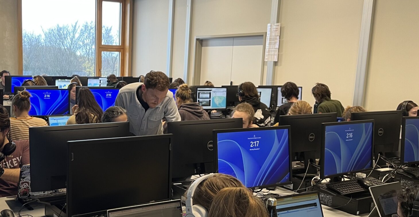 Prof. Jean-Philippe Belliard teaches Biology Master student how to perform GIS analyses.