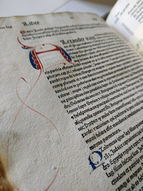 Hoofdletters konden achteraf met de hand worden toegevoegd aan de gedrukte tekst (MAG-P 14.1083)