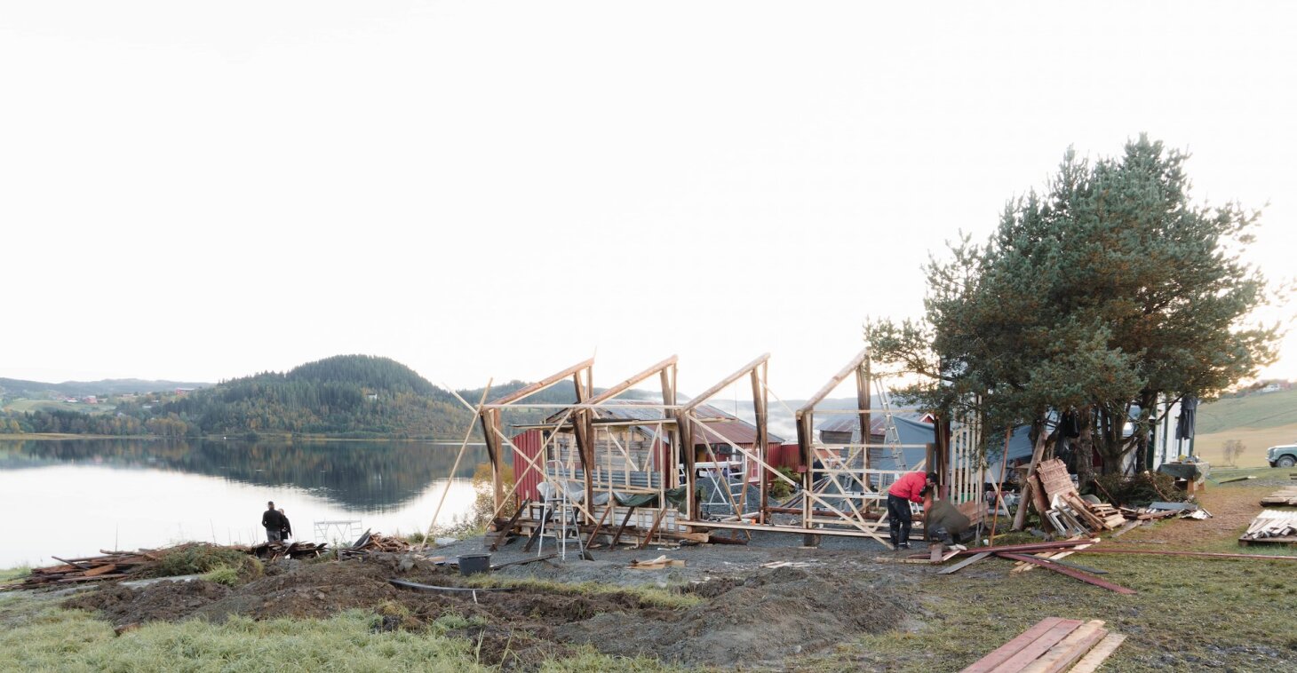 Construction process during the workshop (Photos by Mario Rinke)
