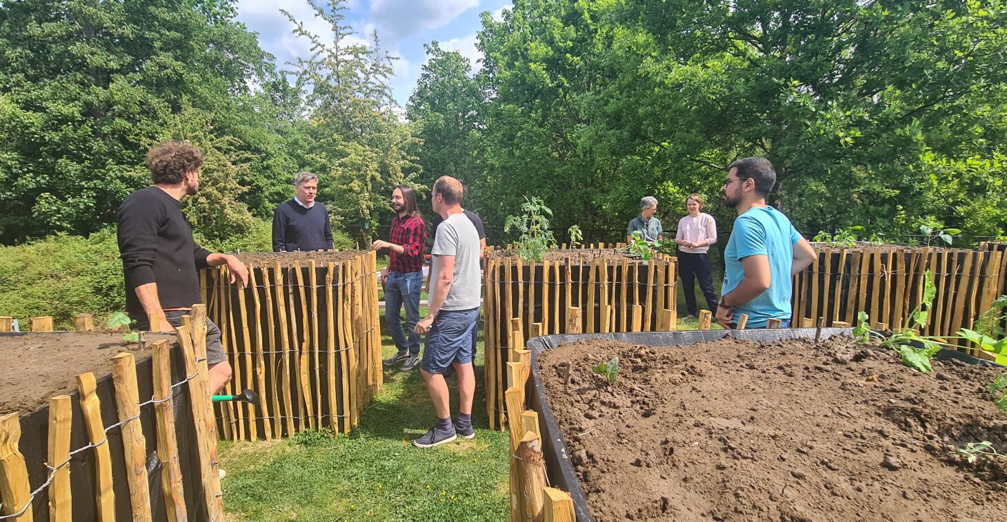 Pim-Bart Feijens and Rik Hendrickx helped build a new vegetable garden at Campus Drie Eiken thanks to the climate team.