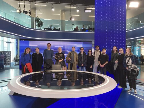 Studenten vertalen in de studio van VTM Nieuws