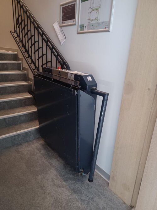 Er is in lokaal d.Q.002 een plateautraplift