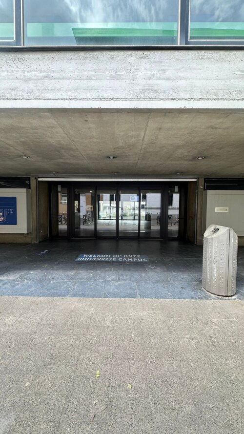 Hoofdingang van gebouw R via de rodestraat ter hoogte van nummer 14 