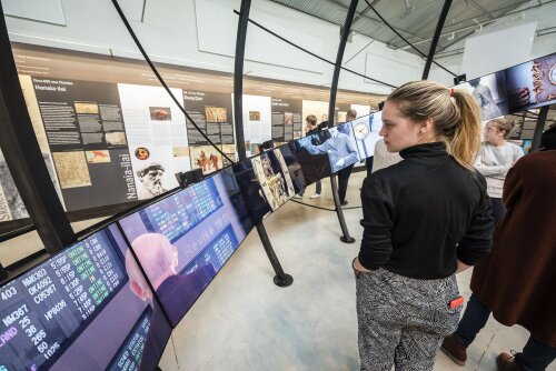 student geschiedenis in museum bekijkt een digitale tijdlijn