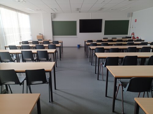 Lokaal d.S.020 heeft verstelbare stoelen en tafels