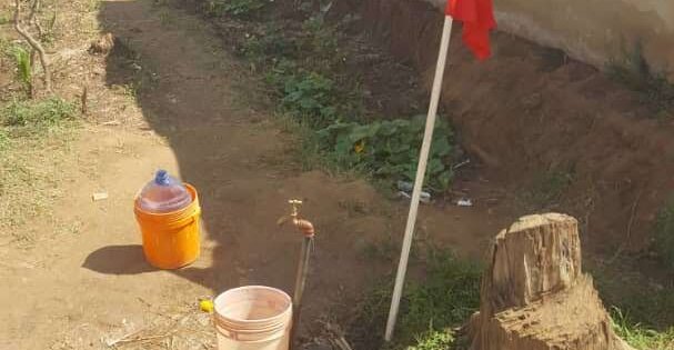 Flags signalling water quality next to the water sources used