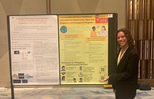 Marta en haar poster.jpg