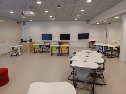 Lokaal d.Q.004 heeft verstelbare stoelen en tafels