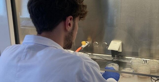and Simon Van Quathem in the Laboratory for Applied Microbiology and Biotechnology (LAMB) at the University of Antwerp