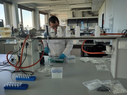 Het extraheren van het DNA uit de staaltjes duurt ongeveer 100min voor 12 staaltjes.