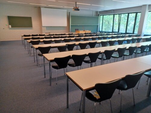 Lokaal d.R.101 heeft losse stoelen en tafels.