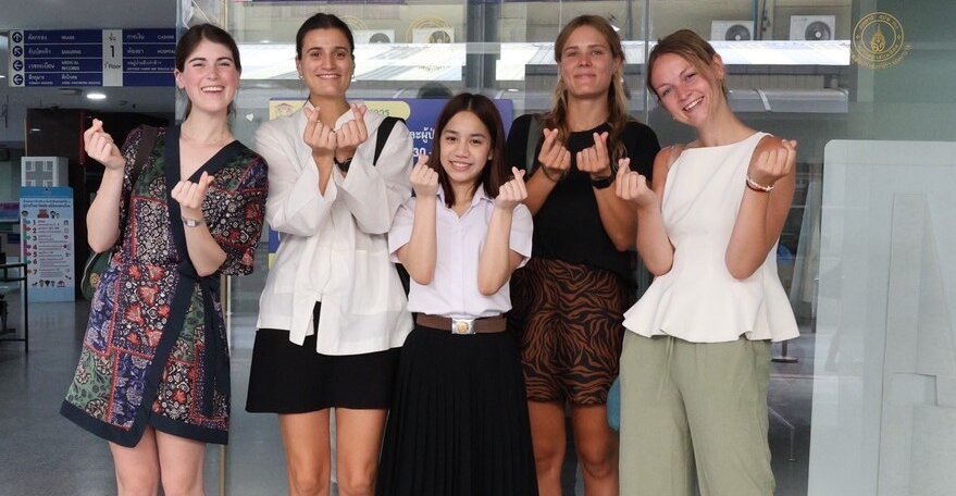Manon, Héloïse, Julie, Lena gingen op stage in Bangkok
