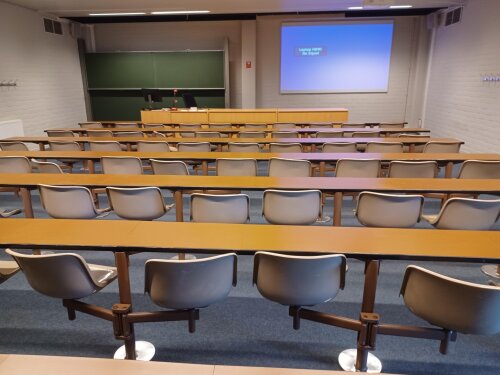 d.R.109 heeft losse stoelen en tafels. Rolstoelgebruikers kunnen zich aan de zijkanten opstellen.
