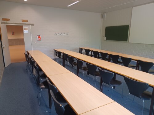 Lokalen d.R.003, 007, 008, 009, 013, 014, 015 en 019 hebben verstelbare stoelen en tafels
