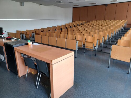 S.C.103: getrapt auditorium met 2 rolstoeltoegankelijke zitplaatsen vooraan