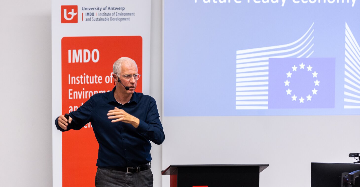 In the picture: Inaugural lecture by Hans Bruyninckx
