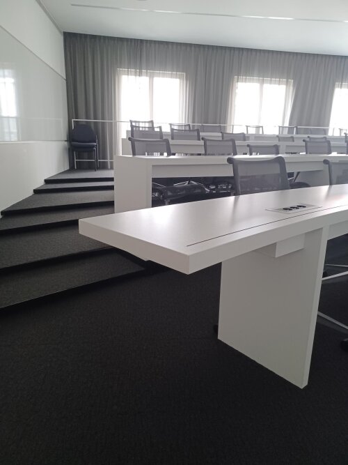 Lokaal S.Ks.203 is een getrapt auditorium met één rolstoeltoegankelijke zitplaats vooraan
