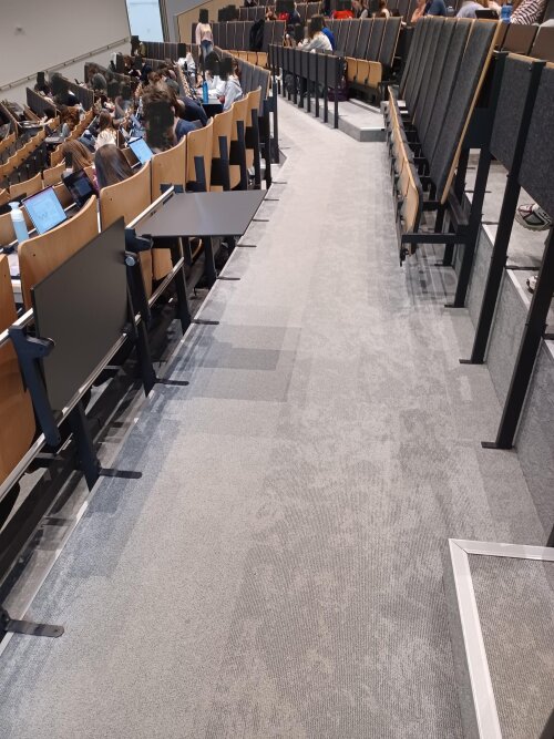 Er zijn 2 voorbehouden plaatsen in d.Q.001 Aula Francis Nédée