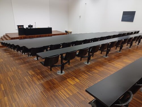 Lokaal S.M.001 is een groot auditorium met trappen