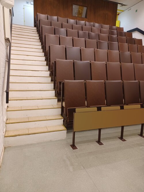 d.R.0 is een getrapt auditorium zonder voorbehouden plaatsen voor rolstoelgebruikers.