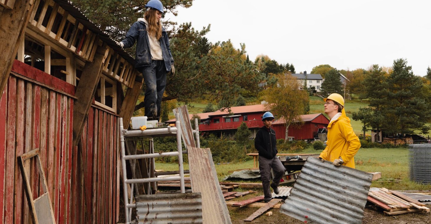 Construction process during the workshop (Photos by Mario Rinke)