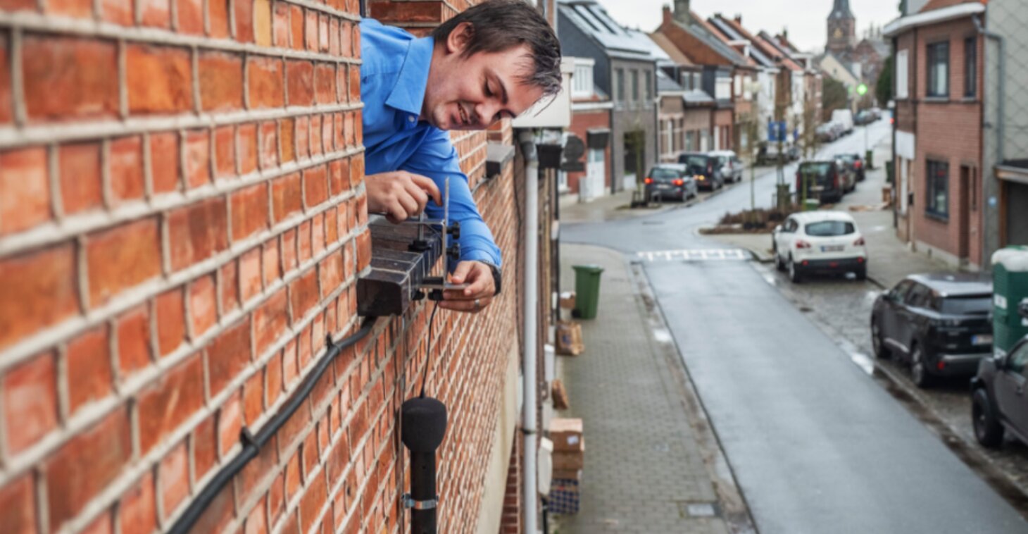 Wat zijn de voorwaarden voor een slimme geluidssensor aan jouw gevel?