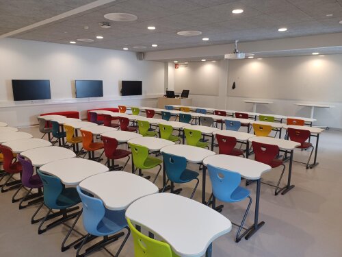 Lokaal d.Q.003 heeft verstelbare stoelen en tafels