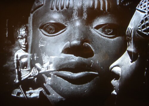 Les statues meurent aussi