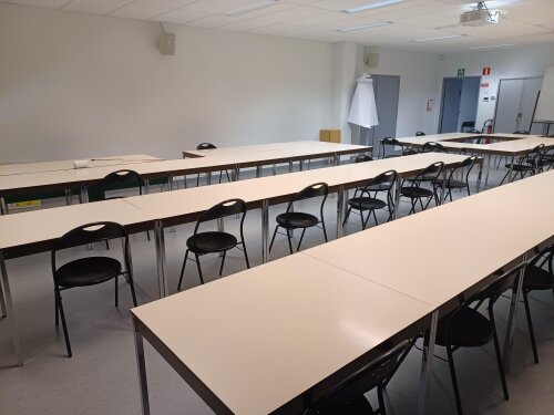 Lokalen d.R.152 en d.R.153 lijken heel sterk op elkaar. Beiden zijn rolstoeltoegankelijk.