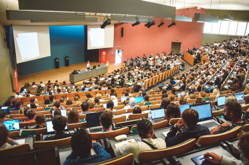 De Universiteit Antwerpen wordt bijzonder positief geëvalueerd na doorlichting door onafhankelijke commissie.