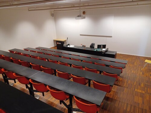 Lokaal S.M.002 is een klein getrapt auditorium met één voorbehouden plaats