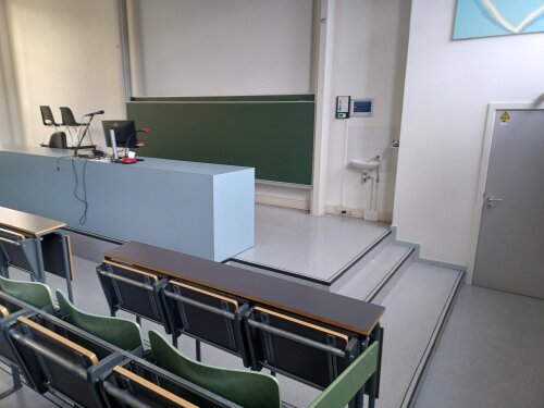 Het spreekgestoelte van auditorium S.B.001 is verhoogd en niet rolstoeltoegankelijk.