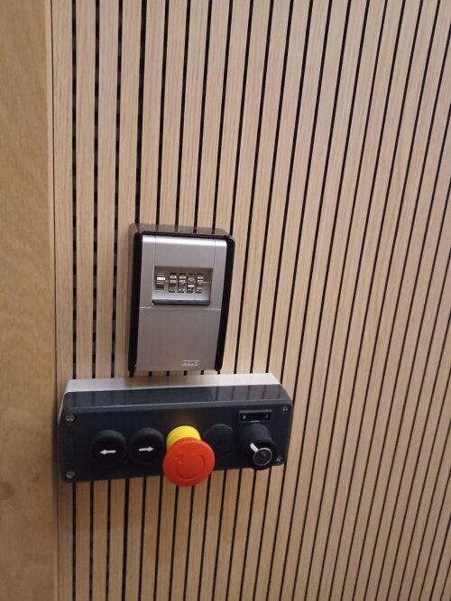De sleutelkluis is tegenover de traplift