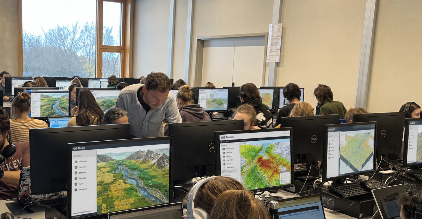 Prof. Jean-Philippe Belliard teaches Biology Master student how to perform GIS analyses.