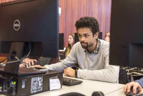 Student aan computer in master vertalen Universiteit Antwerpen