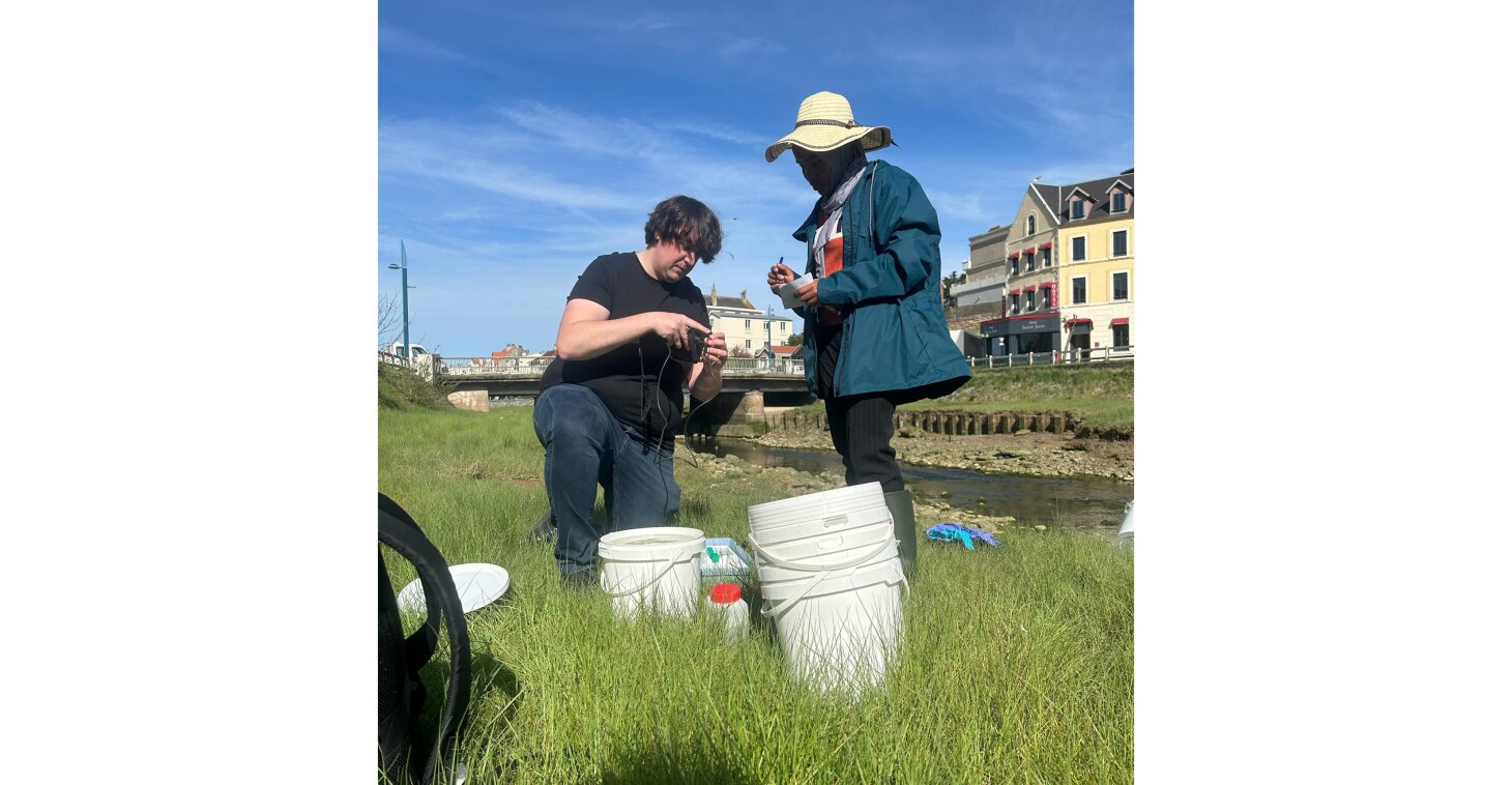 Dr. Thimo Groffen explaining how the multimeter works to Oceans & Lakes Master student during the field course in Wimereux (France).