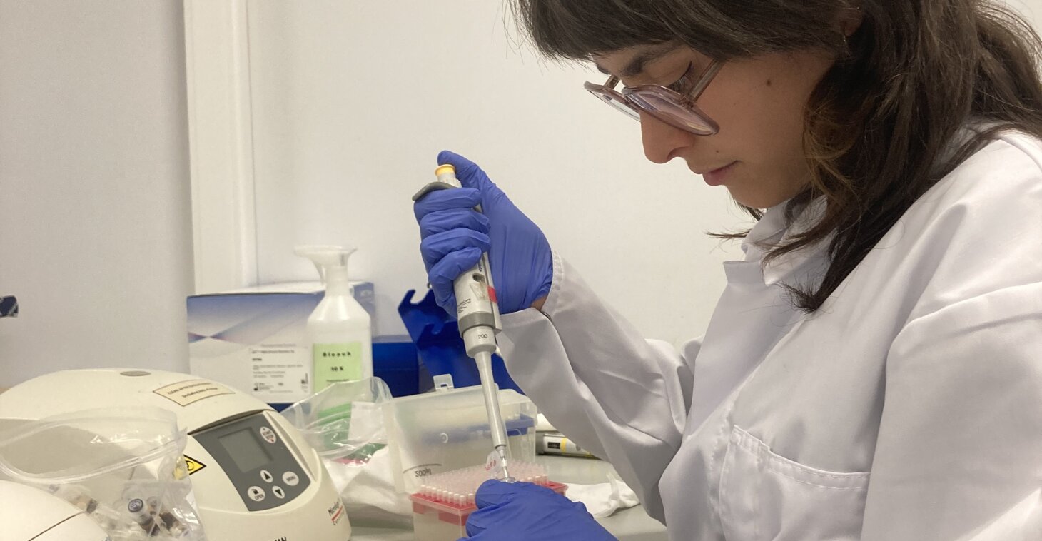 PhD-studente Agustina Santullo voert DNA-extracties uit...