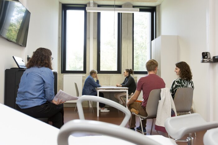 voorbeeldconsult met simulatieâtiënt, studenten, docent
