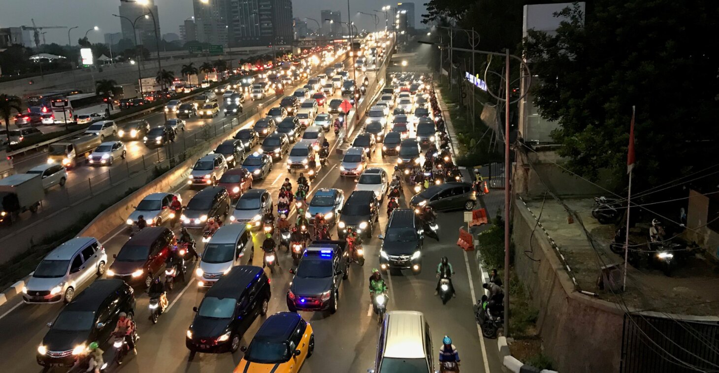 Verkeer voor het Manuchar kantoor in Jakarta, 2019